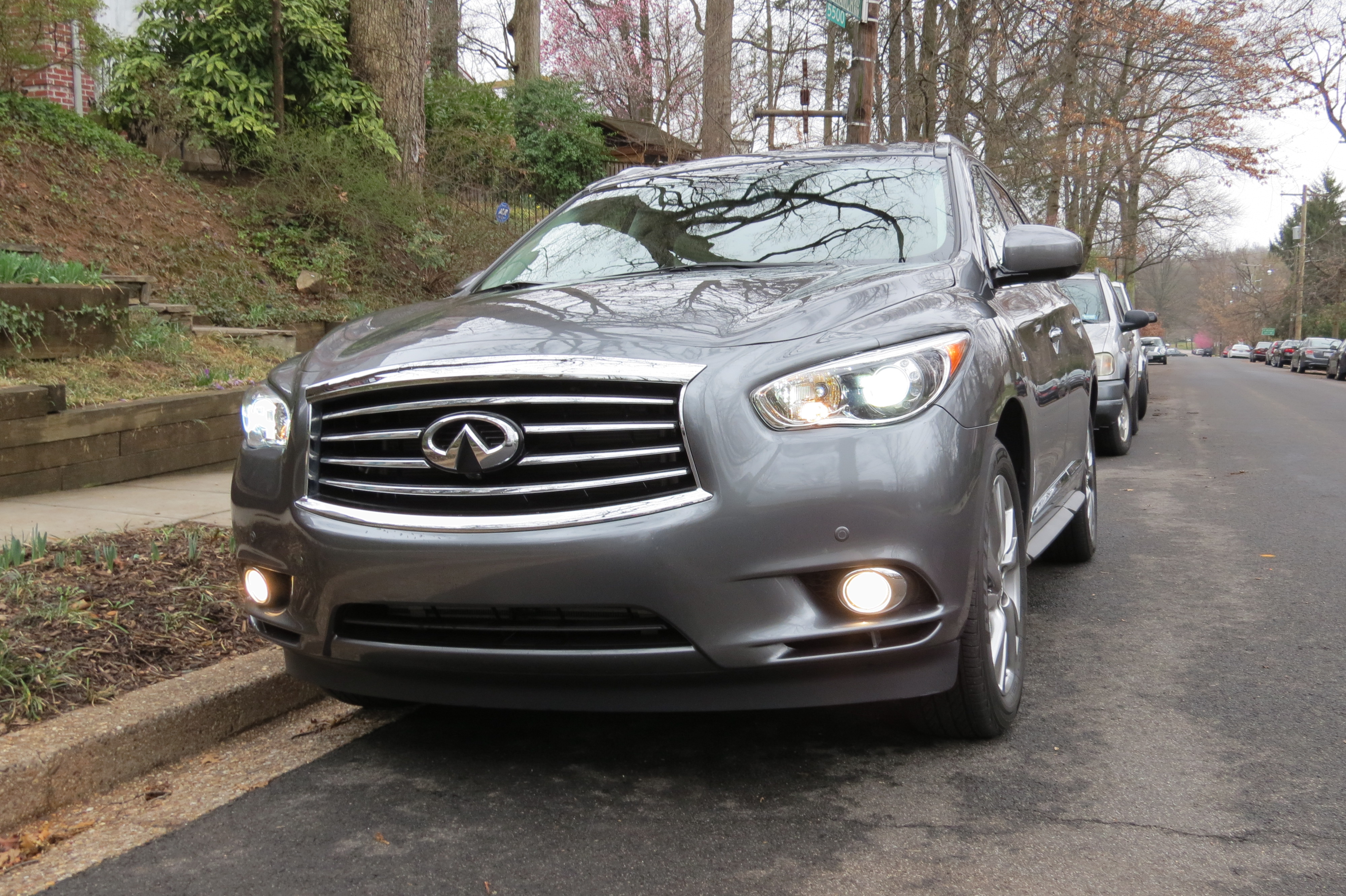 The long muscular hood of the Infiniti QX60.