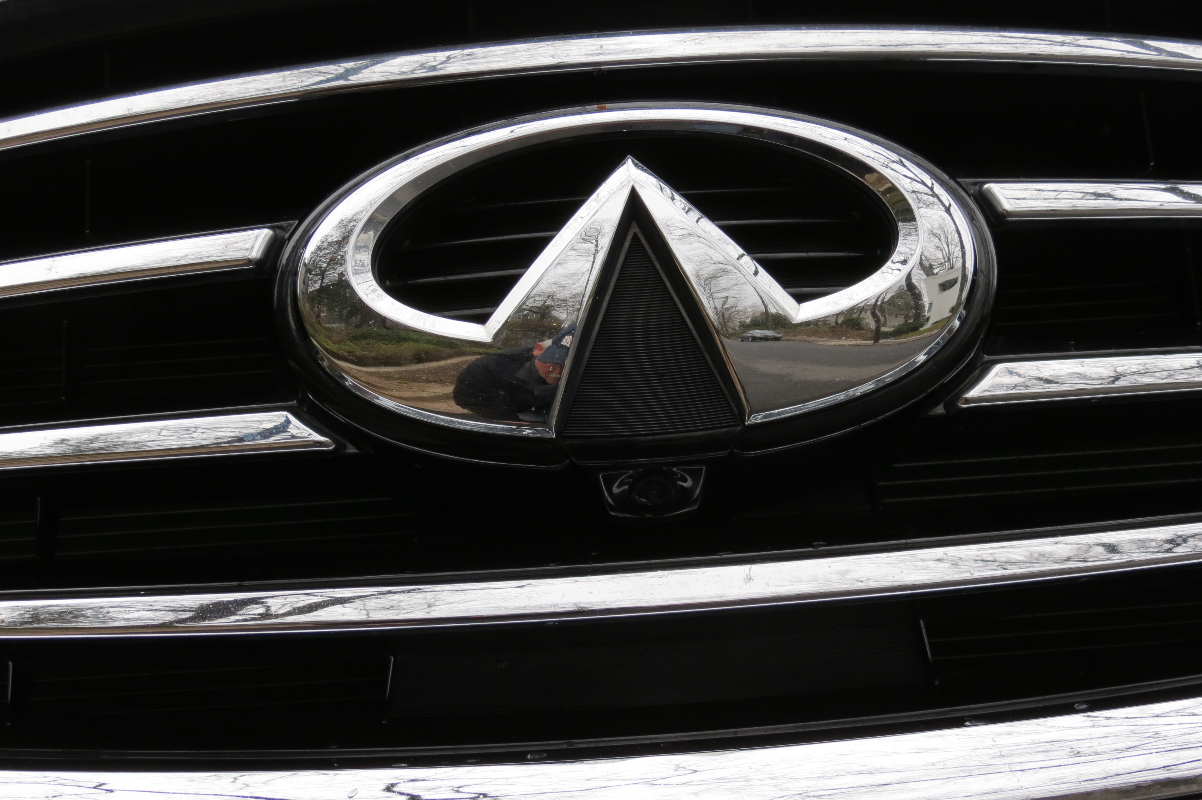 Infiniti Logo on the grill of the QX60.