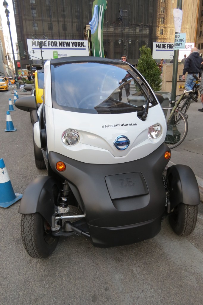 Nissan Mobility Concept Vehicle has exposed fenders, headlights and a mono-blade windshield wiper.