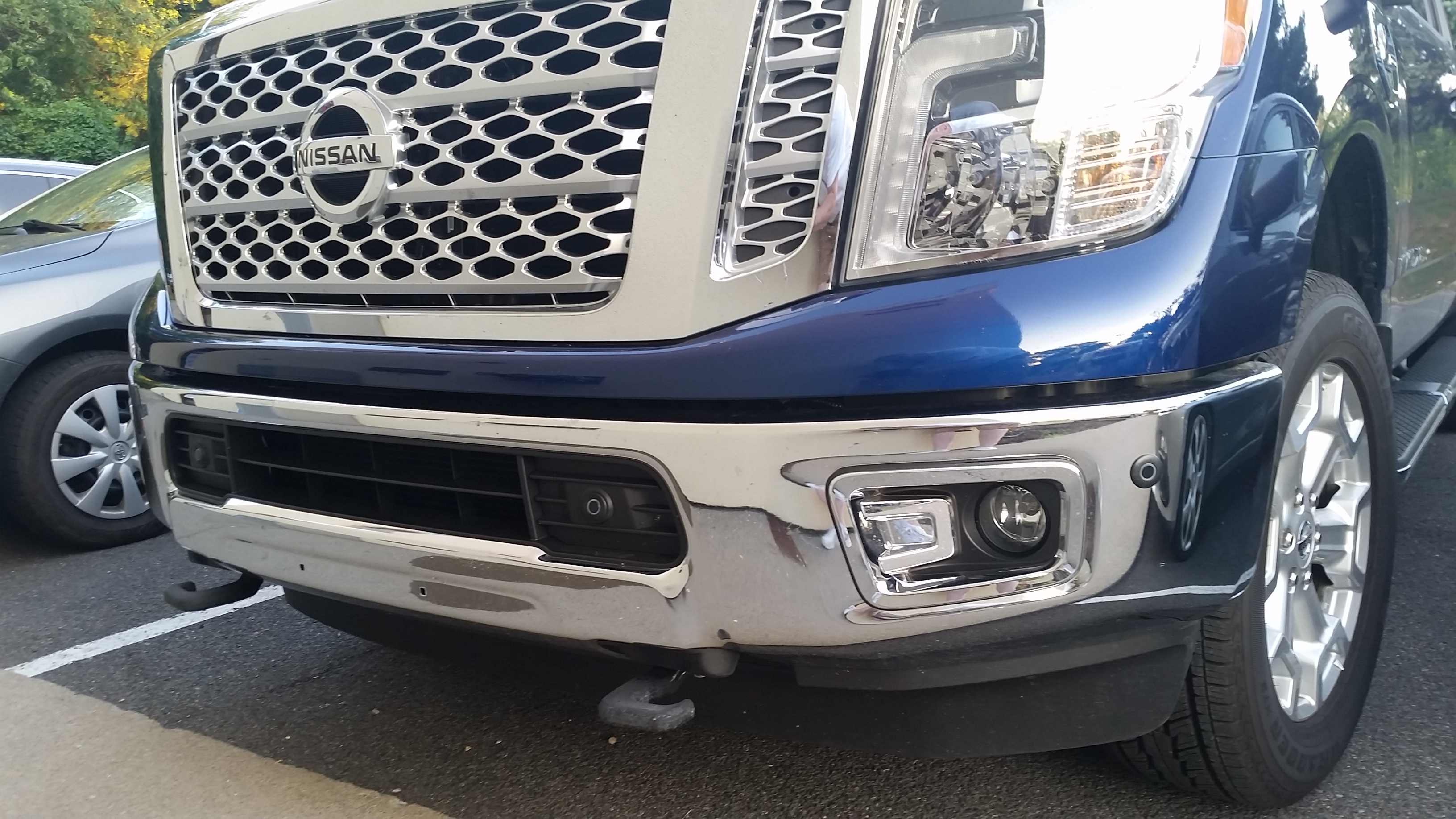 Nissan Titan XD features On/Off headlights, with integrated DRL's, Fog lights, and LED lighting.