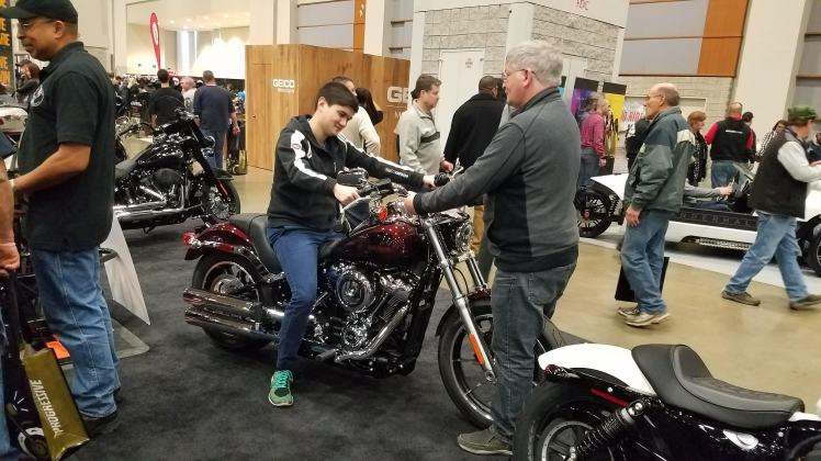 Parents showing their kids that bikes are AOK