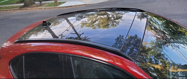 Alfa Romeo Stelvio Dual Pane Glass Sunroof with gloss black shark fin antenna