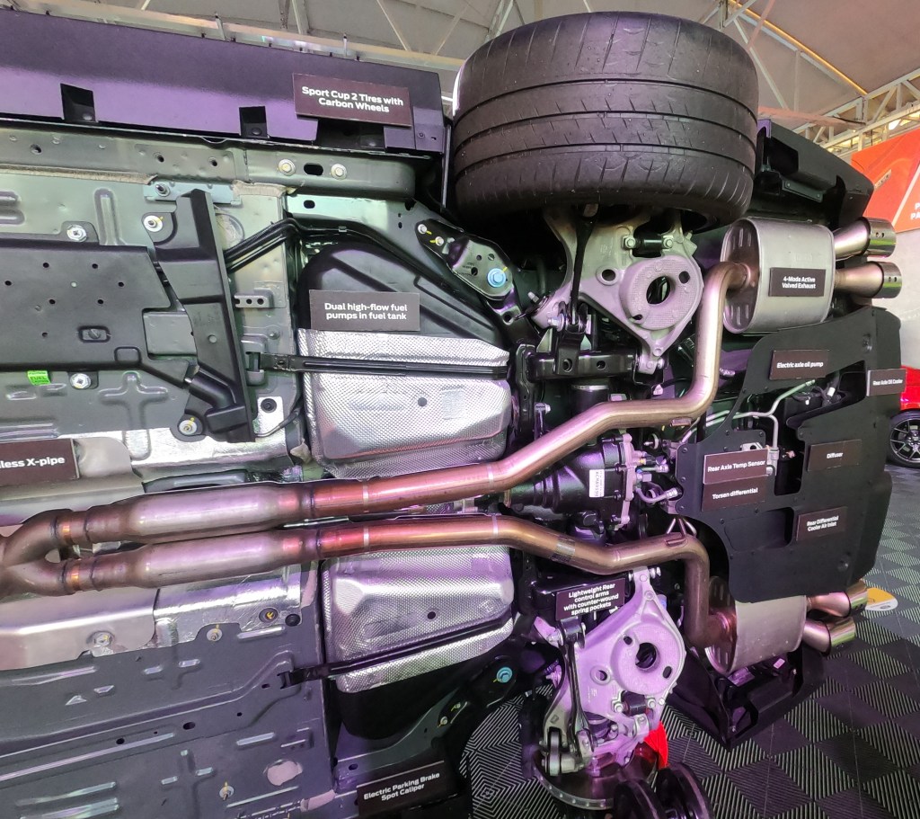 The display of the SHELBY GT 500 exhaust and rear suspension components.