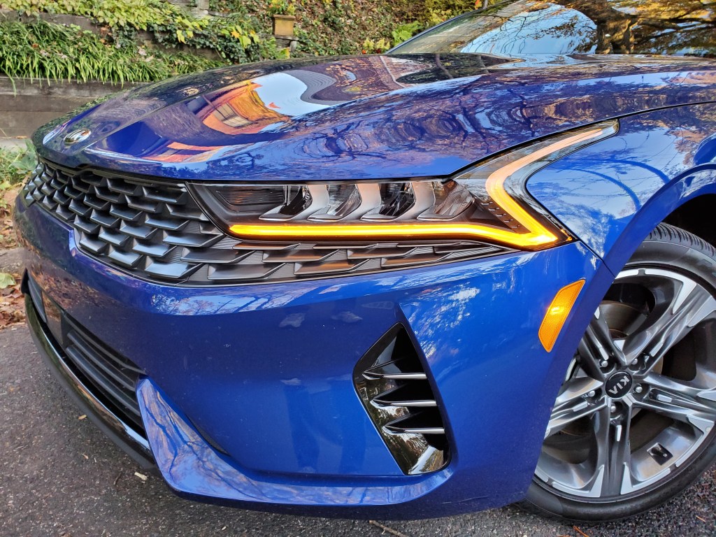The Z-shaped front lamps on the 2021 Kia K5