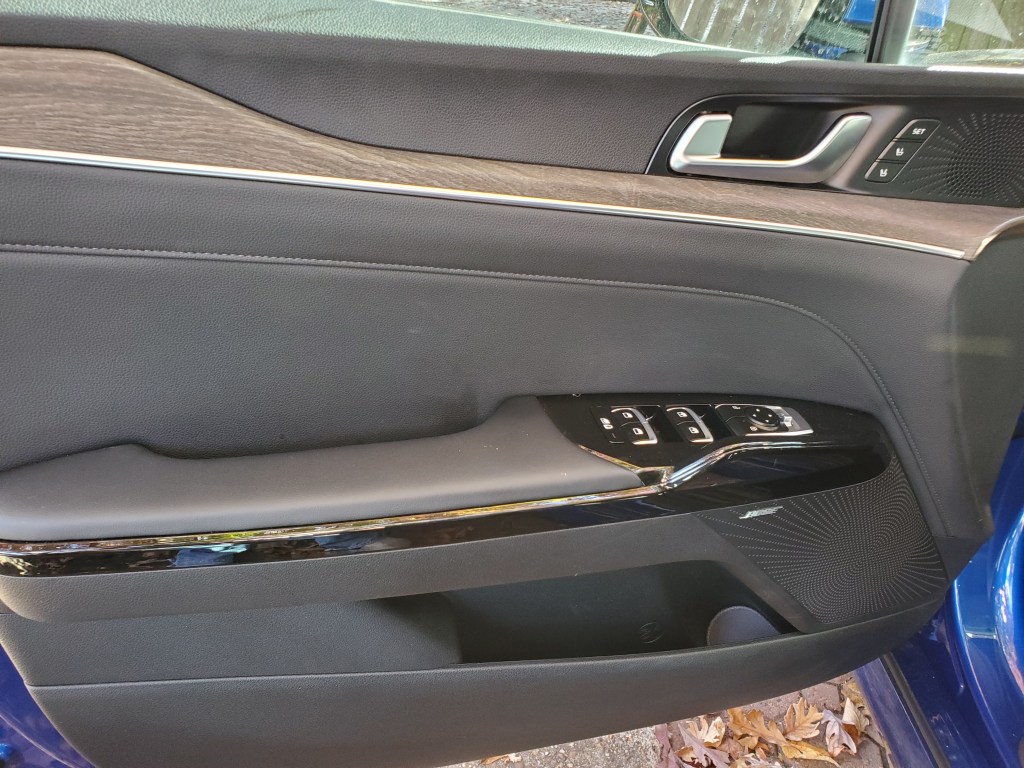 Kia K5 has a easy grab ridge at the front of the door.