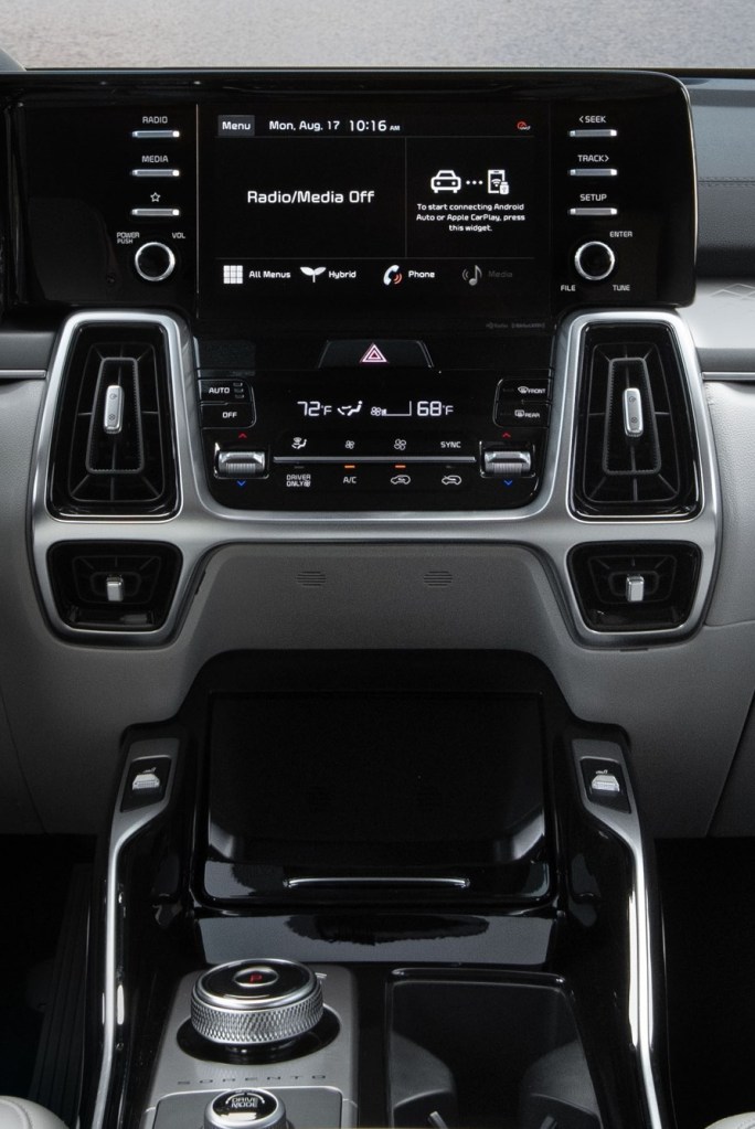 2021 Sorento HEV Hybrid center dash display and hide-away storage including wireless charging dock. Photo by Kia Media