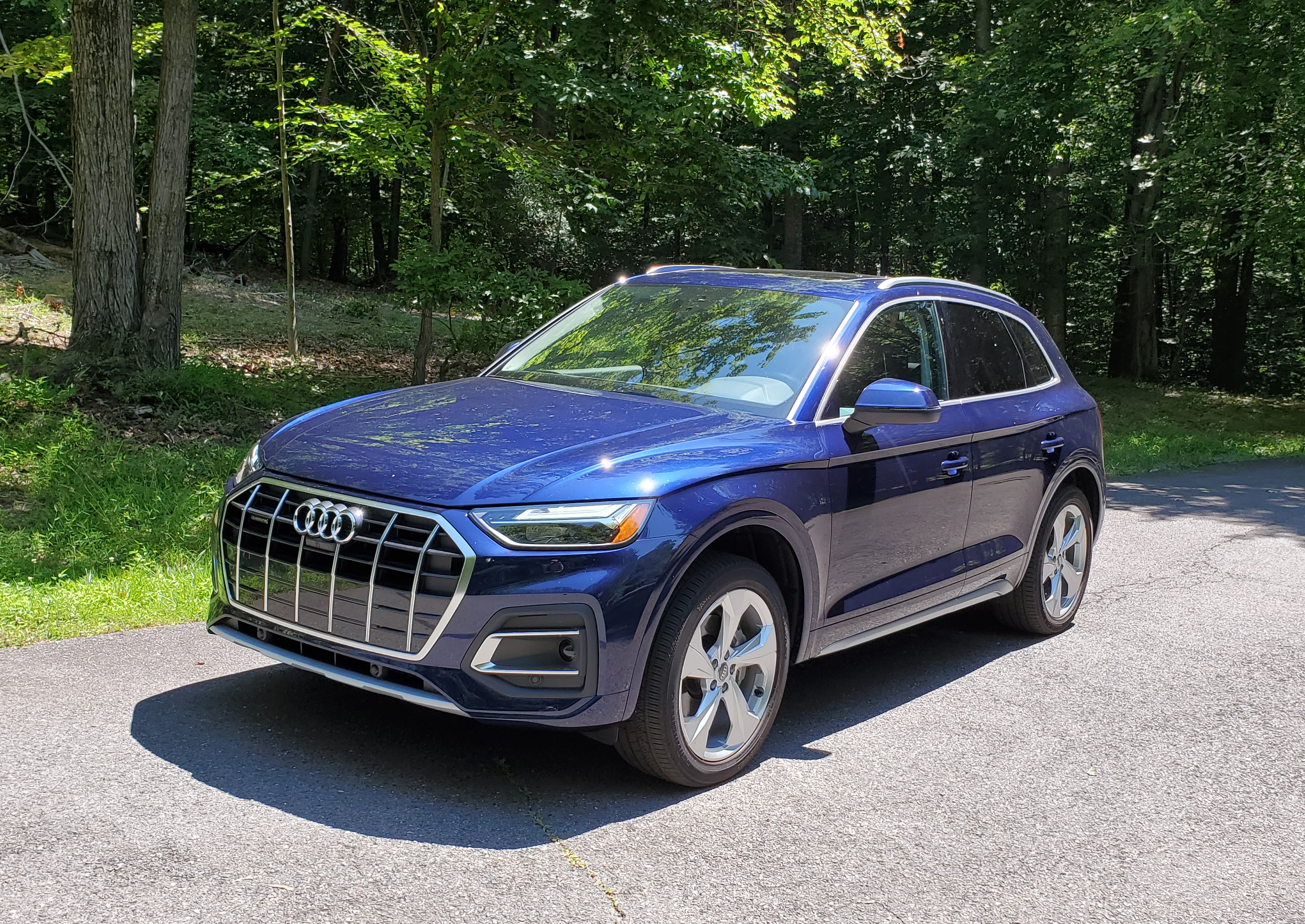Audi Q5 shows off its large front grill and 19-inch five double arm bi-color finish cast aluminum wheels.