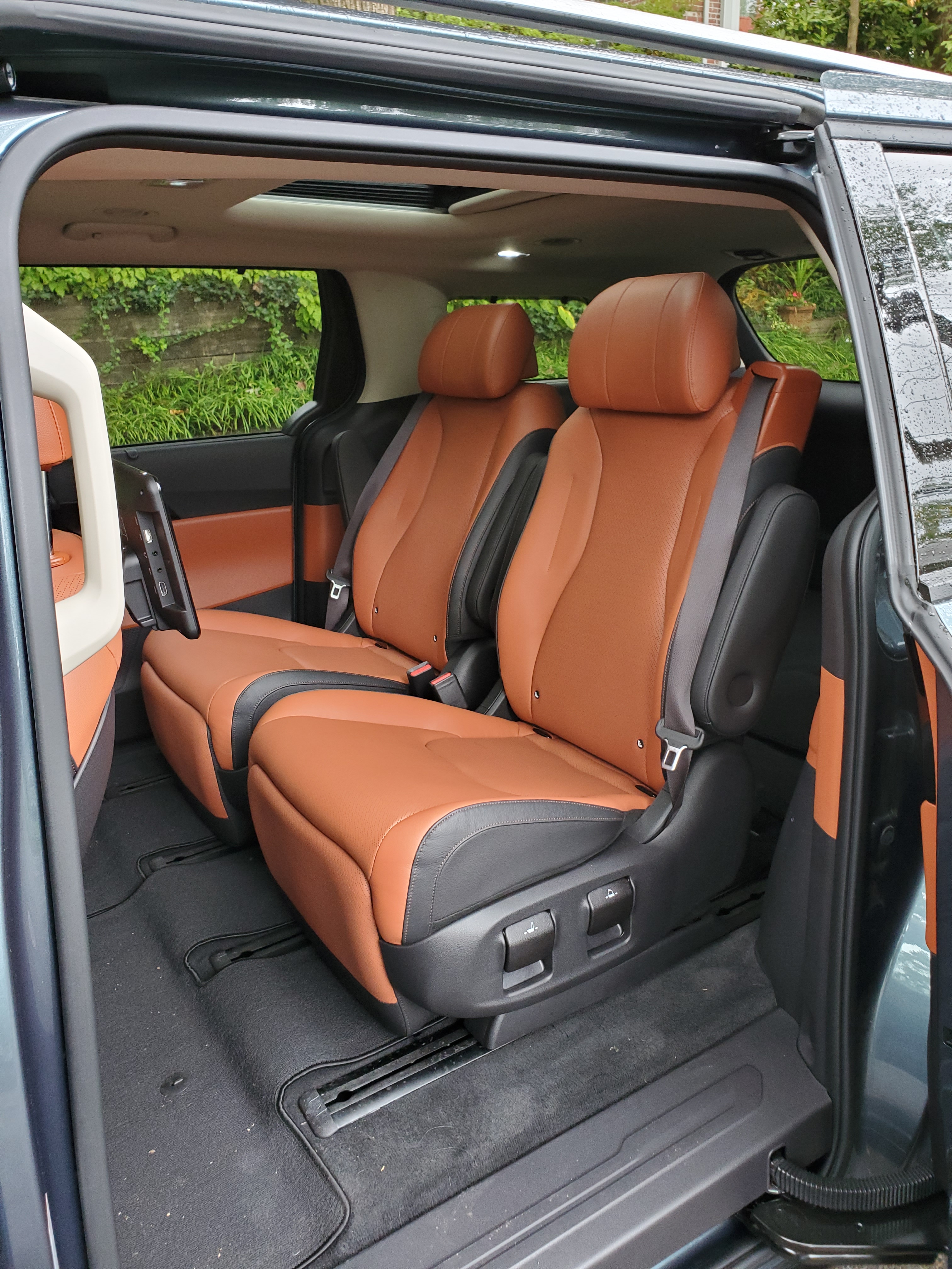 Kia Carnival 2nd row seats